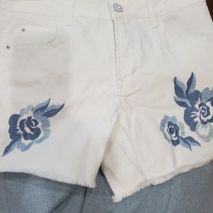 KENSIE white shorts with blue flowers 💙